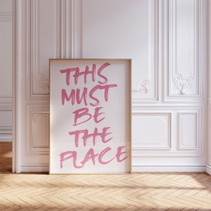 「This Must Be The Place」プリント、ピンクのタイポグラフィ、トレンディな引用プリント、タイポグラフィアート、マキシマリストプリント、トレンディな壁装飾、ファンキーな壁アート