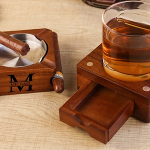 Posacenere personalizzato per whisky e portasigari in vetro, set di confezioni regalo per testimoni dello sposo, posacenere per sigari in legno 2 in 1 con portabicchiere per whisky