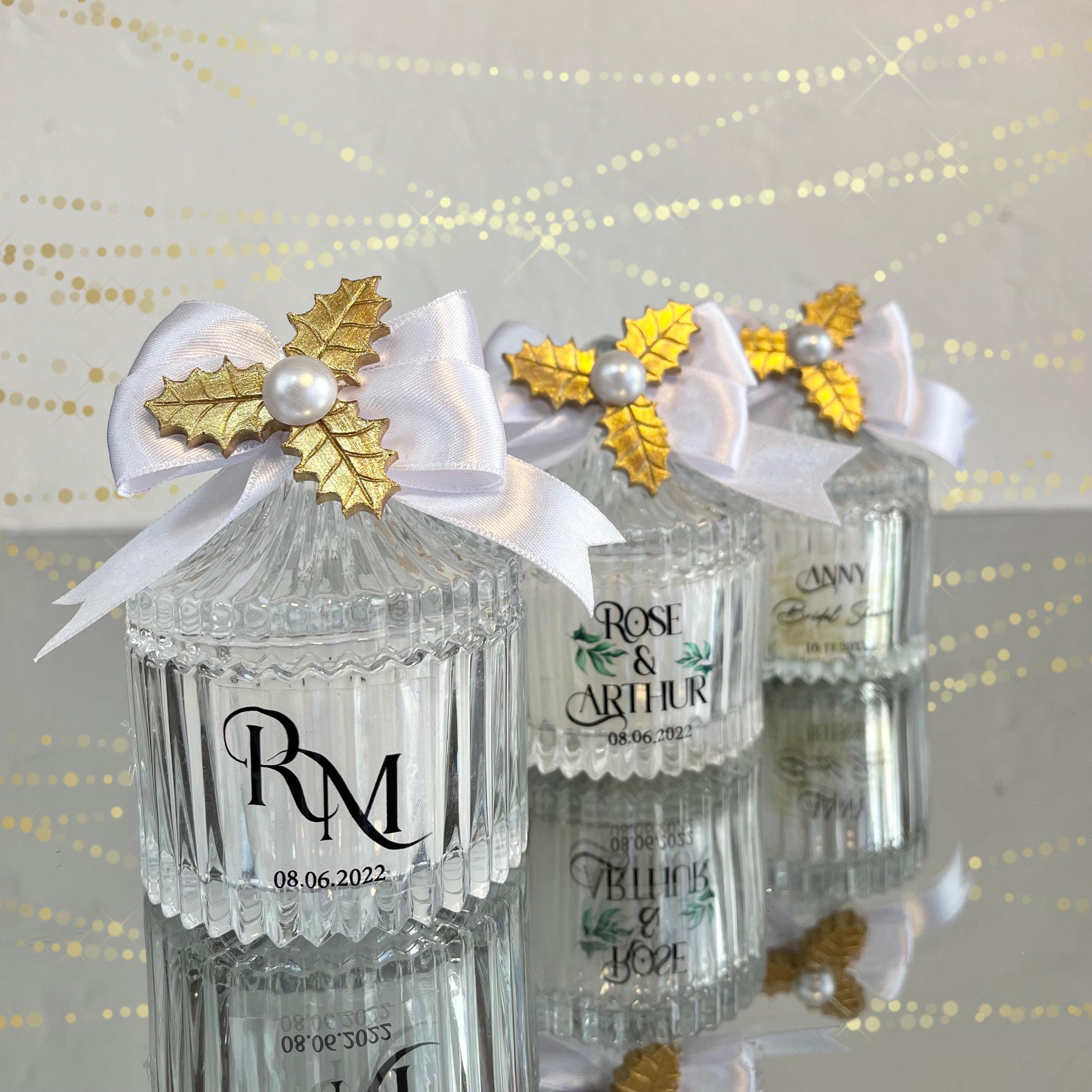 Sophisticated Wedding Favour: Personalized Candle in Elegant Glass with Ribbon and Pearl Sophisticated Wedding Favour: Personalized Candle in Elegant Glass with Ribbon and Pearl
