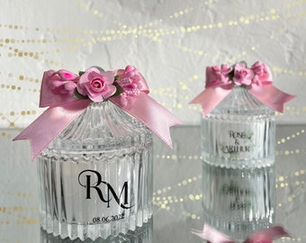 Lembrancinhas de casamento com velas florais rosa: presentes personalizados para chá de panela