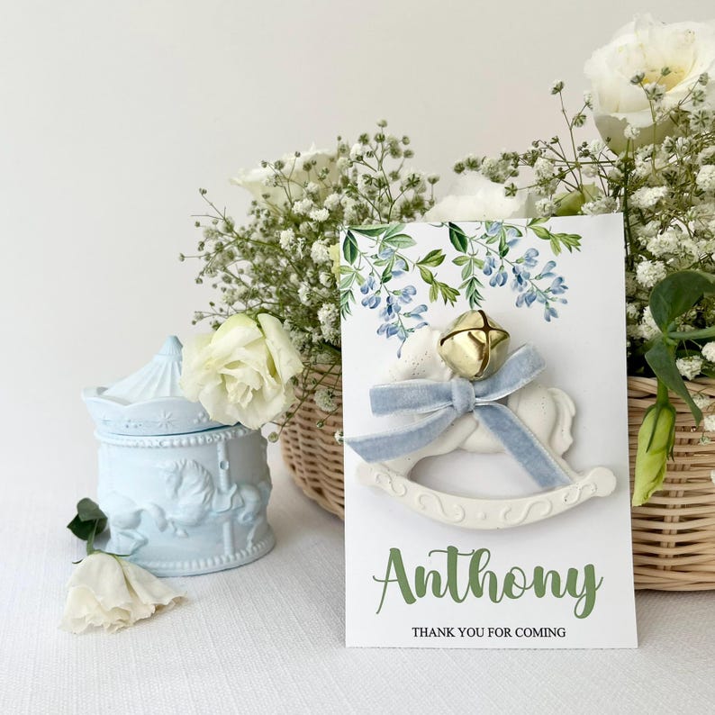 Babyshowermagneet hobbelpaard Gunst: aangepaste kaart, bel en lint afbeelding 5
