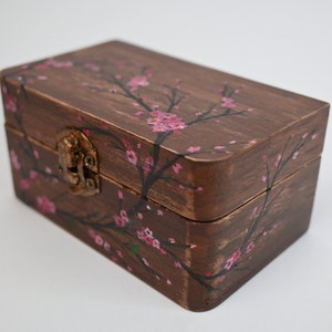 Scatola di legno dipinta a mano con un ramo di ciliegio in fiore,Piccola scatola di legno,Scatola portaoggetti,Scatola portagioie,Scatola floreale dipinta a mano