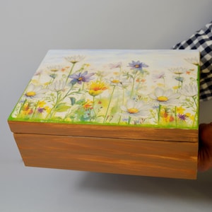 Trälåda med blommig decoupage: Handmålad vintagestil