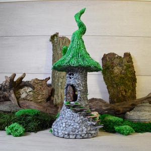 Casa delle fate degli gnomi fatta a mano: mensola decorativa con luce notturna nel bosco