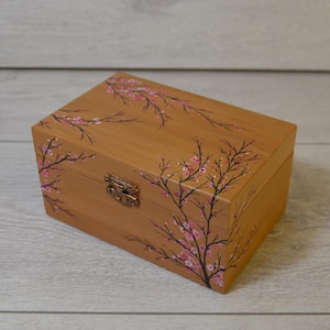 Handgeschilderde houten kist met sakurabloemen, lentebloemen, sieradenbloemendoos, trinketdoos, opbergdoos, handgeschilderde bloemendoos.