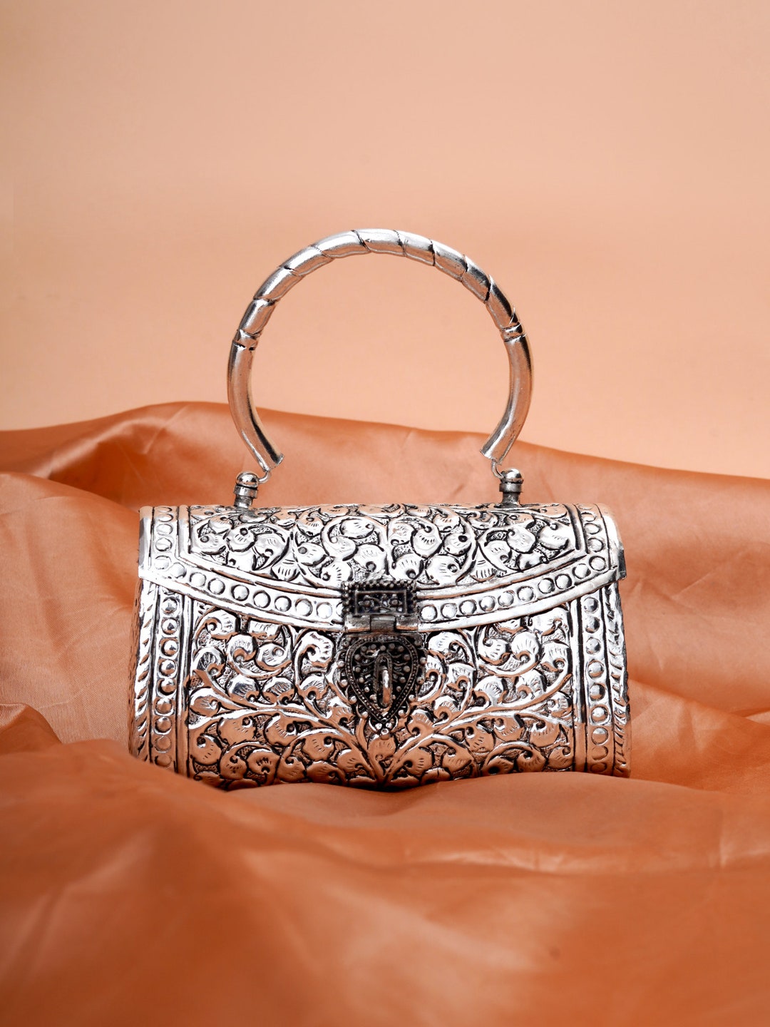 Une pochette rouge comportant une anse | Sac & Pompon