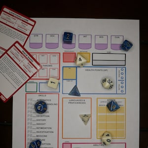 Pode incluir: Uma ficha de personagem para um jogo de RPG de mesa, com dados e uma caneta em uma mesa de madeira. A ficha inclui seções para habilidades, capacidades, pontos de vida e proficiência. Os dados são azuis e brancos com números pretos.