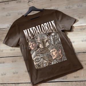 Pu&ograve; includere: Tagliere in legno fatto a mano con venatura naturale. Di forma rettangolare con angoli arrotondati e scanalatura per il succo. Misura circa 30 cm di lunghezza e 20 cm di larghezza.