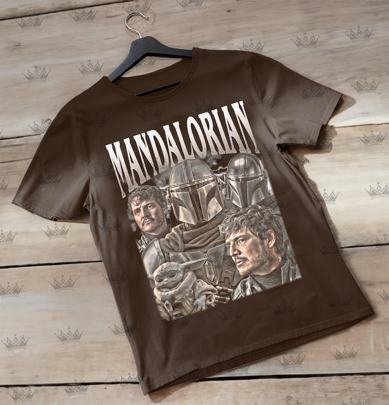 Pu&ograve; includere: Tagliere in legno fatto a mano con venatura naturale. Di forma rettangolare con angoli arrotondati e scanalatura per il succo. Misura circa 30 cm di lunghezza e 20 cm di larghezza.