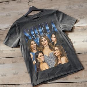 Camiseta vintage de Sofía Vergara, homenaje a los años 90, ideal como regalo para amantes de series y películas.