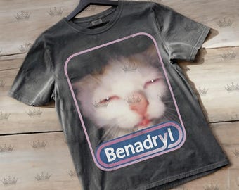 Benadryl Katze Benny T-Shirt, Gen Z Humor, Y2K Meme Shirt, lustiges Katzen-Shirt, Geschenk für Frauen und Männer, Hillarious lustiges Katzen-Shirt Unisex ID