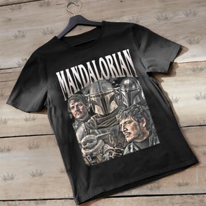 Pu&ograve; includere: Un set di tre tazze in ceramica con finitura opaca e macchiettata. Le tazze sono nei toni del crema, grigio chiaro e grigio scuro. Ogni tazza ha un design semplice e moderno e un manico arrotondato.