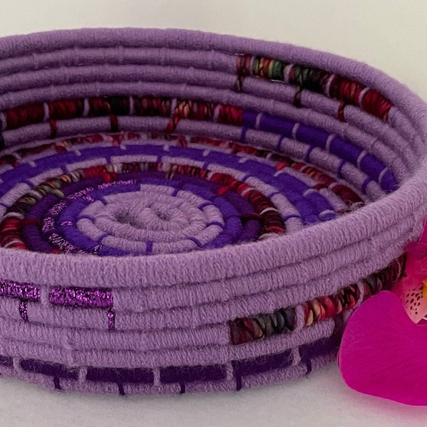 Cesta púrpura boho chic / cesta de cuerda púrpura bling / cesta púrpura boho / decoración del hogar púrpura