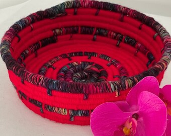 Röd regnbågskorg med rep | Handgjord boho-korg | Röd spiralkorg | Boho-dekorkorg