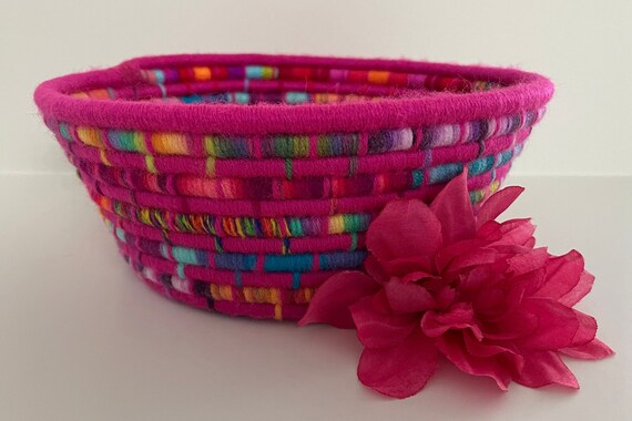 Petit Panier Bohème Fait Main En Paille - Motifs Roses Géométriques - Style Marocain Vintage - Occasion Parfait état