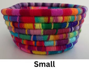 Piccolo cestino eclettico / Cestino piccolo / Cestino funky / Cestino molto piccolo / Cestino divertente / Cestino regalo decorativo / Cestino colorato / Cestino di filato