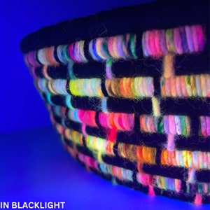 Decoração reativa à luz negra | Cesta reativa à luz negra | Decoração reativa aos raios UV | Decoração reflexiva à luz de fundo | Cestas decorativas | Decoração UV