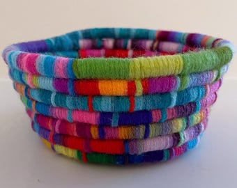 Cesto eclettico / Cesto piccolo / Cesto funky / Cesto molto piccolo / Cesto divertente / Cesto regalo decorativo / Cesto colorato / Cesto di filato
