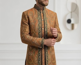 Achkan de lujo en mostaza y verde esmeralda con estampado paisley: traje de boda indo-occidental de primera calidad para hombre.