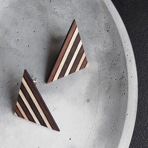 Pendientes triangulares minimalistas: madera de ébano y arce reciclada