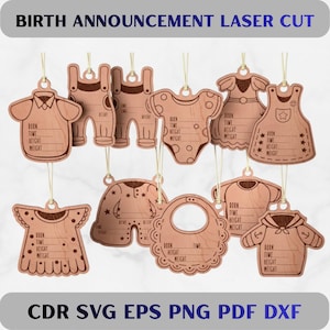 Pode incluir: Enfeites de anúncio de nascimento de bebé cortados a laser em madeira, em várias formas de roupa, incluindo uma camisa, um macacão, um body e um vestido. Cada enfeite tem espaço para escrever os detalhes do nascimento do bebé. O texto "BIRTH ANNOUNCEMENT LASER CUT" está no topo.