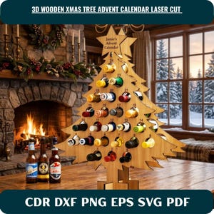 Könnte beinhalten: Ein hellbrauner, hölzerner 3D-Weihnachtsbaum-Adventskalender mit lasergeschnittenen Details. Der Baum verfügt über nummerierte kreisförmige Ausschnitte von 1 bis 24, die jeweils eine kleine Flasche enthalten. Ein Stern trägt die Gravur Jamie's Advent Calendar.