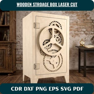 Puede incluir: Una caja de almacenamiento de madera clara con un diseño cortado a láser en la puerta frontal. La puerta muestra una gran rueda circular y varios patrones de engranajes entrelazados. La caja se apoya sobre cuatro patas y dos bisagras.