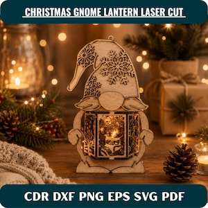 Może przedstawiać: Wycinana laserowo drewniana latarnia w kształcie świątecznego krasnala, ozdobiona misternymi wzorami płatków śniegu na czapce oraz centralną sześciokątną sekcją z wyciętymi detalami przedstawiającymi świąteczną skarpetę i motywy bożonarodzeniowe.