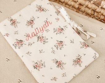 Personalized baby health record book cover – Embroidered name – Baby accessory – Newborn gift – Double gauze baby health record book cover