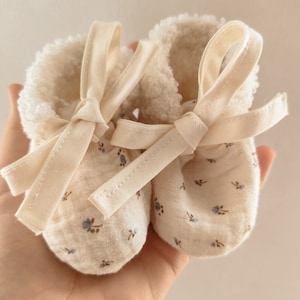Reversible booties for newborns 0-6 months / newborn reversible booties 0-6 months / baby booties / newborn shoes / sliper / sherpa / fabrics