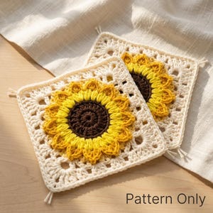 Peut inclure: Deux motifs carrés au crochet présentant un design de tournesol central avec un cœur marron foncé et des pétales jaune vif, entourés d'une bordure carrée blanc cassé. Le texte "Pattern Only" est imprimé dans le coin inférieur droit.