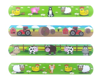 Könnte beinhalten: Sechs bunte, rechteckige, Plastik-Fingerpuppen mit Bauernhoftier-Motiven. Die Puppen zeigen Kühe, Schweine, Hühner, Schafe, Katzen und einen Traktor. Die Puppen befinden sich auf einem weißen Hintergrund.
