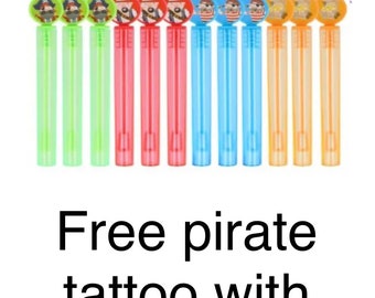 Könnte beinhalten: Zehn bunte Plastik-Blasenstäbe mit Piratenfiguren-Toppern. Jeder Stab ist etwa 15 cm lang. Kostenloses Piraten-Tattoo zu jedem Röhrchen.