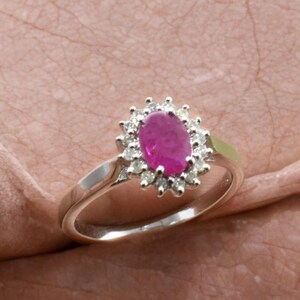 Anello in argento sterling 925 / Diamante rotondo / Pietra centrale in rubino ovale / Anello di fidanzamento con rubino e diamanti, pietra portafortuna di luglio