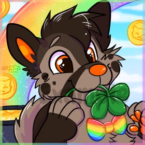 以下が含まれることがあります： 虹と金貨に囲まれた、オレンジ色の耳と虹色の蝶ネクタイをした、グレーとブラウンの毛皮の漫画の生き物が、四つ葉のクローバーを口にくわえています。