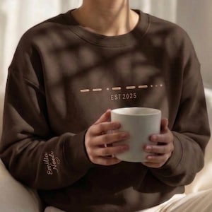 Personalisiertes Mama Sweatshirt mit Morse Code & Est 2025 – Einzigartiges Muttertag Geschenk mit Kindernamen