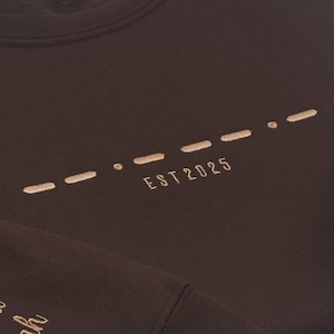 Werdende Mama Geschenk zur Geburt, Morse Code Pullover mit Kindernamen auf Ärmel, Besticktes Mama Sweatshirt, Erstes Muttertag Geschenk