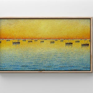 Könnte beinhalten: Gerahmter Kunstdruck, der eine Seelandschaft mit kleinen Booten auf dem Wasser zeigt. Der Himmel ist gelb und orange und spiegelt sich im blauen Wasser wider. Die Boote sind dunkel.