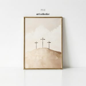 Puede incluir: Impresión artística enmarcada con tres cruces sobre una colina, en tonos beige y marrón apagados. La obra tiene un estilo minimalista con un fondo de cielo nublado. El texto "PHI art collective" está en la esquina superior izquierda.
