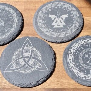 Gravierte Wikinger Untersetzer mit Symbolen aus Schiefer, rustikal - edel, Viking Runen Vegvisir | Fenrir | Valknut | Triquetra | Skaldenmet