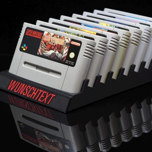 Spelhouder geschikt voor 8 SNES/Super Nintendo-spellen, ideaal om spellen tentoon te stellen, een leuk cadeau voor gamers - retro cartridgehouder met gepersonaliseerde tekst