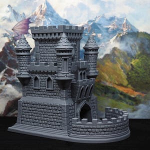 Könnte beinhalten: Ein grauer, steinartiger Würfelturm in Form eines Schlosses mit einem Turm auf jeder Seite und einem großen, gewölbten Eingang. Der Turm ist vor dem Hintergrund einer Bergkette mit einem darüber fliegenden Drachen platziert.