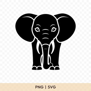 Puede incluir: Ilustración de un elefante de dibujos animados en blanco y negro. El elefante tiene orejas grandes, pequeños colmillos y una trompa. La imagen incluye el texto "PNG | SVG" en la parte inferior. El elefante está mirando hacia adelante.