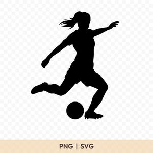 Op de afbeelding: Zwart silhouet van een voetballer die tegen een bal trapt. De speler draagt een sportbroek en een shirt met korte mouwen. De afbeelding bevat de tekst "PNG | SVG".