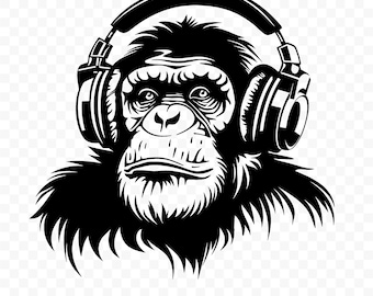 Op de afbeelding: Zwart-wit illustratie van een chimpansee met een koptelefoon. Het gezicht van de chimpansee is gedetailleerd, met zichtbare vacht en gelaatstrekken. De koptelefoon is groot en bedekt de oren. De tekst "PNG | SVG" is inbegrepen.