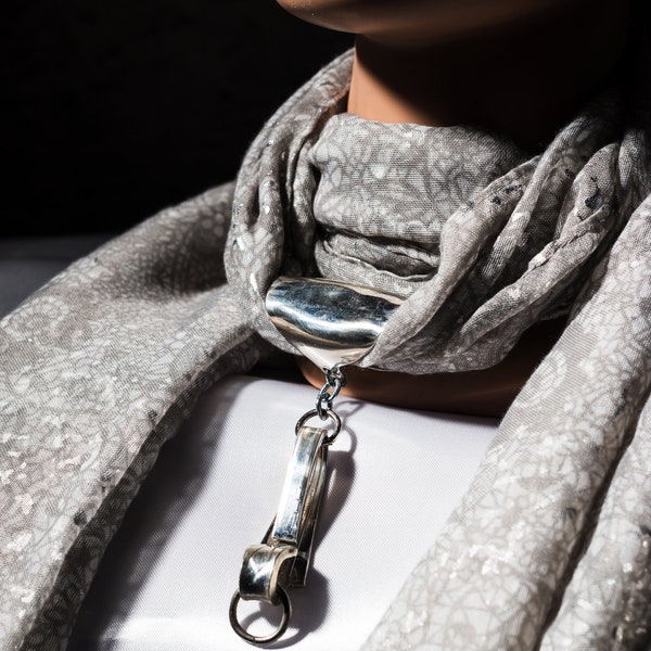 Bijoux de foulards fait main à partir d'une grosse cuillère en plaqué argent. Travaillé à froid