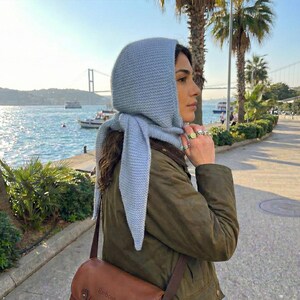 Bufanda Sophie Hood hecha a mano, suave mezcla de mohair, acogedora bufanda de invierno con capucha y cálida capucha roja con lazo para mujer. imagen 7