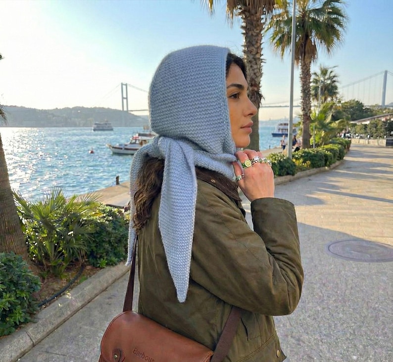 Bufanda Sophie Hood hecha a mano, suave mezcla de mohair, acogedora bufanda de invierno con capucha y cálida capucha roja con lazo para mujer. imagen 7