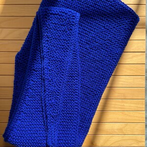Bufanda Sophie Hood hecha a mano, suave mezcla de mohair, acogedora bufanda de invierno con capucha y cálida capucha roja con lazo para mujer. Royal Blue