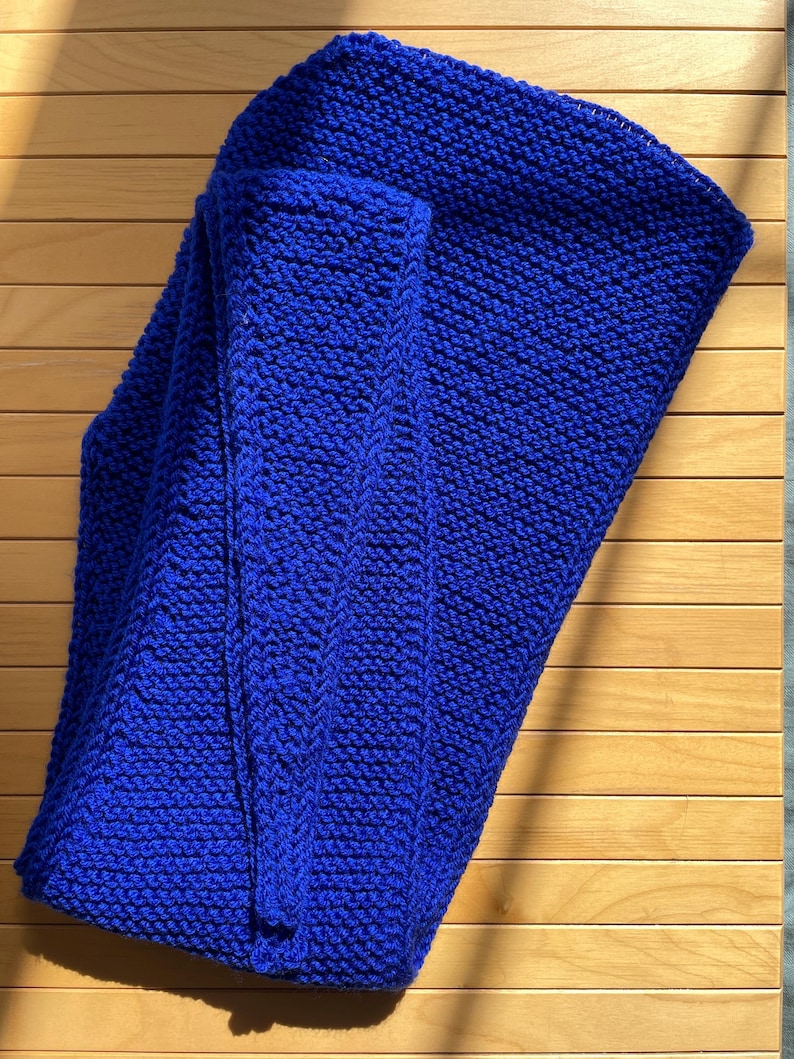 Bufanda Sophie Hood hecha a mano, suave mezcla de mohair, acogedora bufanda de invierno con capucha y cálida capucha roja con lazo para mujer. Royal Blue